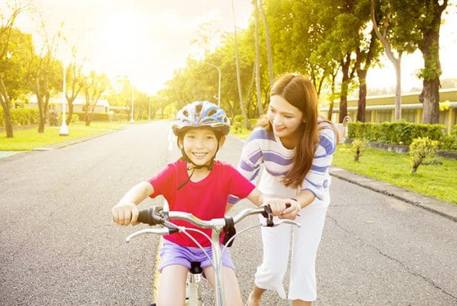 hold_on_to_the_bike_and_push_or_run_alongside__1