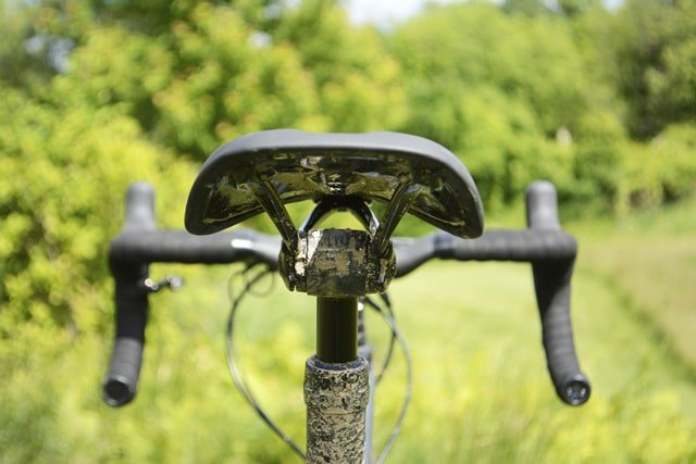 The Command Post XCP fits the Diverge’s 27.2mm seat tube and offers a 50mm drop