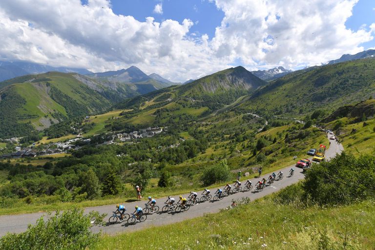 geraint-thomas-of-great-britain-and-team-sky-yellow-leader-news-photo-1625848590