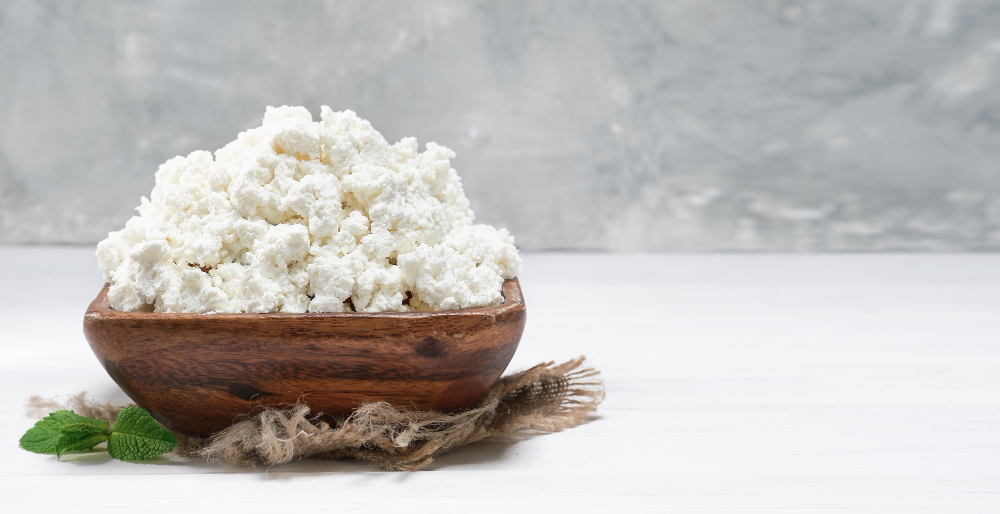 cottage-cheese-traditional-wooden-bowl-white-wooden-background-close-up-selective-focus-with-copy-space-soft-curd-natural-healthy-food-wholesome-diet-food