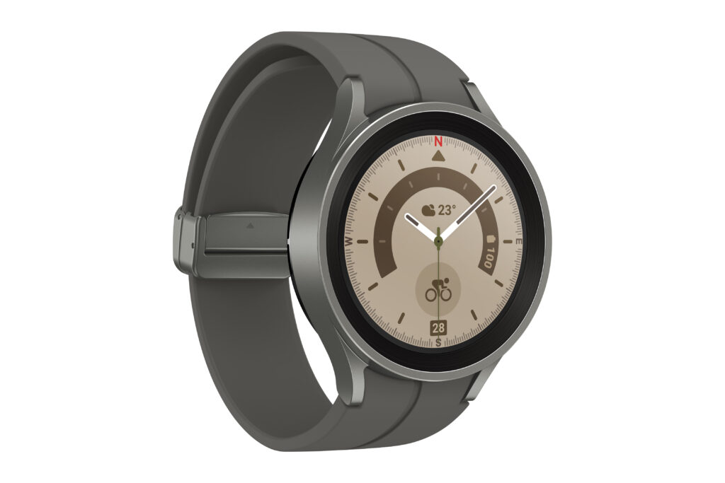 010_product_galaxy_watch5pro_graytitanium_l_perspective