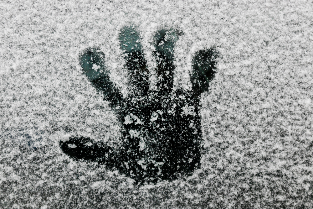 hand-print-glass-winter