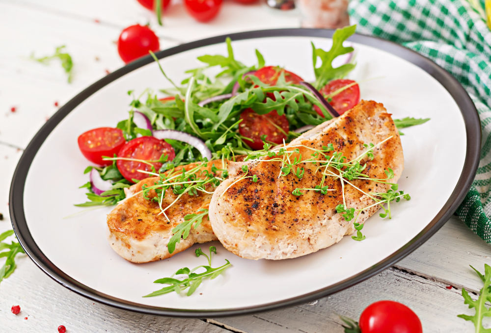 grilled-chicken-fillet-fresh-vegetable-salad-tomatoes-red-onion-arugula-chicken-meat-salad-healthy-food