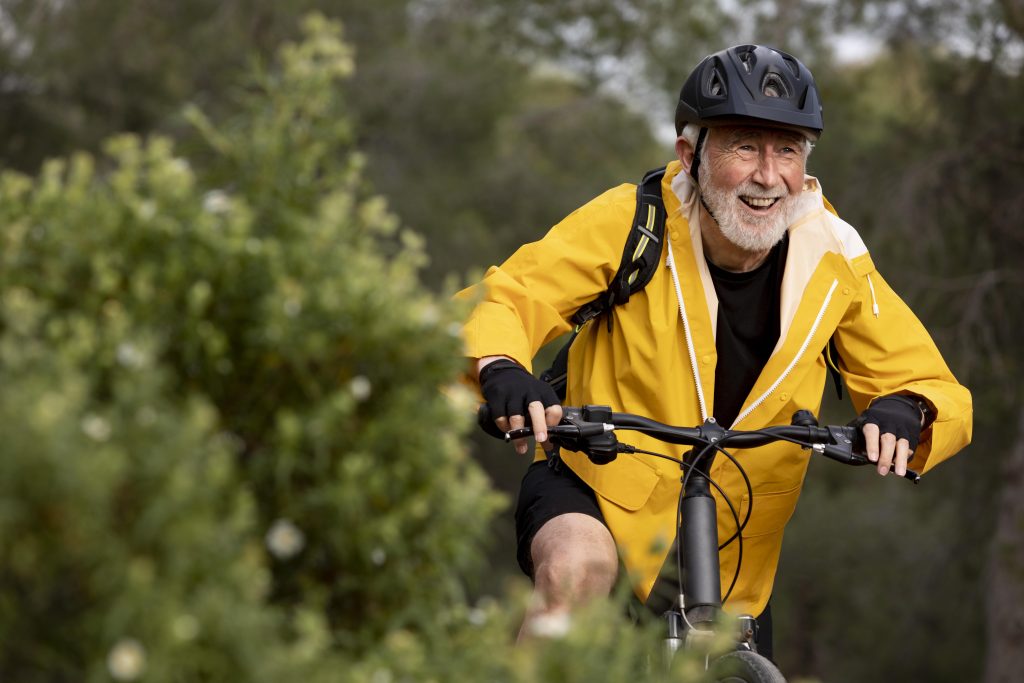 portrait-senior-man-with-bike-mountain