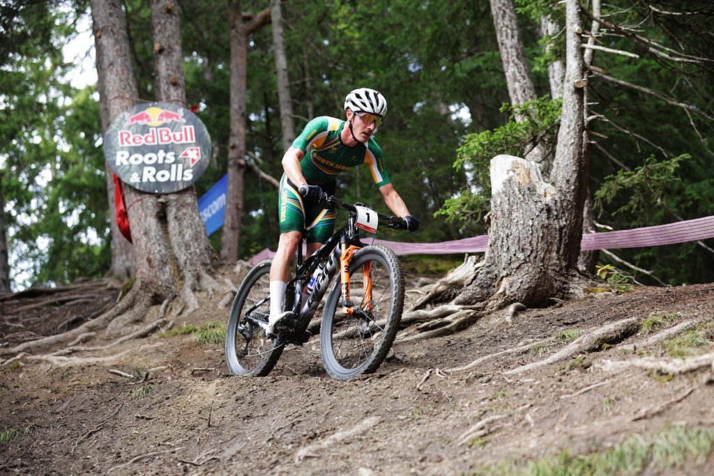 Alan Hatherly on track to winning the 2025 MTB World Championships