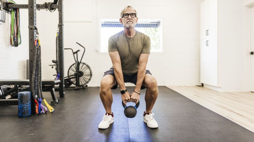 seniorman-kettlebell