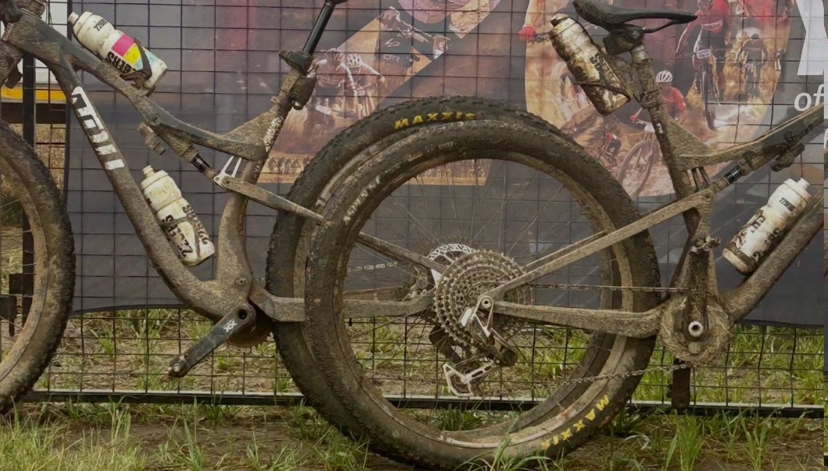 South African champion Marc Pritzen and Felix Stehli bikes together, showing the comparison in wheel size. 