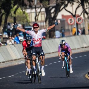 Ryan Gibbons won the 2026 Cape Town Cycle Tour by outsprinting Jaedon Terlouw (left), Ryno Scutte (hidden), and Callum Ormiston (right). Photo by Tobias Ginsberg.