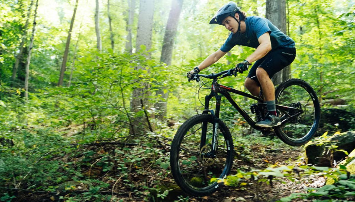 A cyclist doing enduro