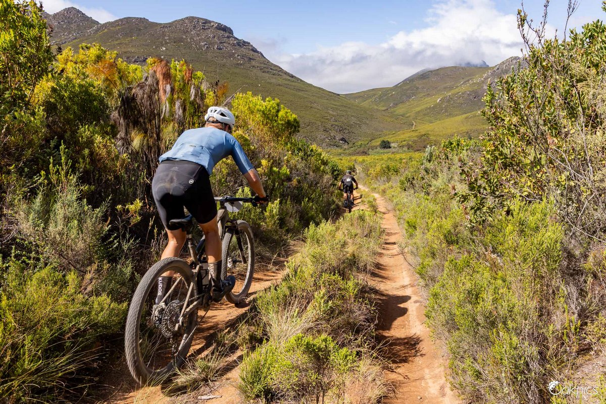 Nearly 1 000 committed amateurs test themselves against the course, the elements, and the world’s best marathon mountain bikers each January. Photo by Oakpics.